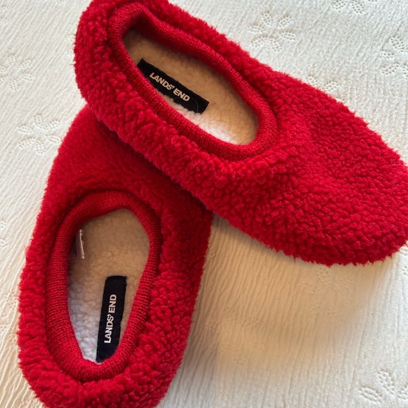 Lands End red fleece slippers size 7 like new - Picture 5 of 8
